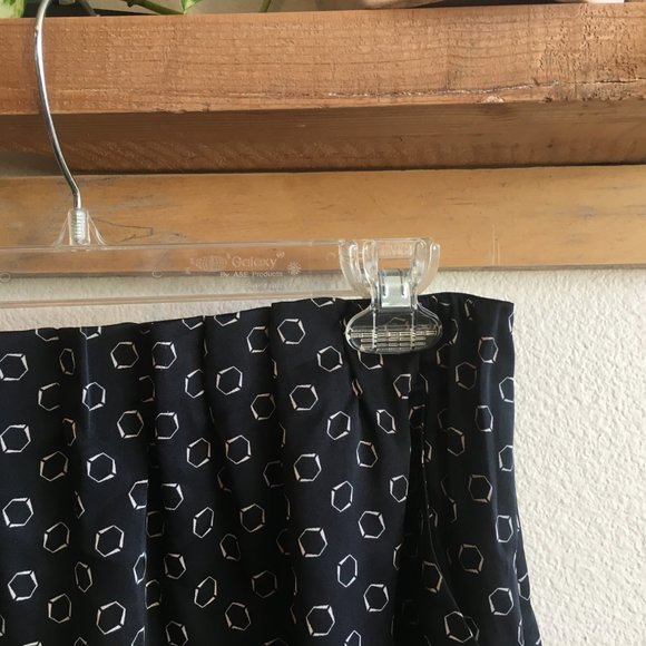 Patterned Satin Uniqlo Skirt w Pockets - Picture 2 of 4